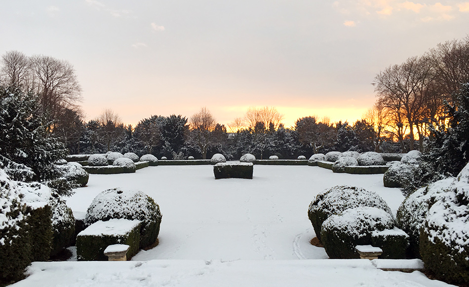 Schneebedeckter Barockgarten im Schlosspark Halbturn