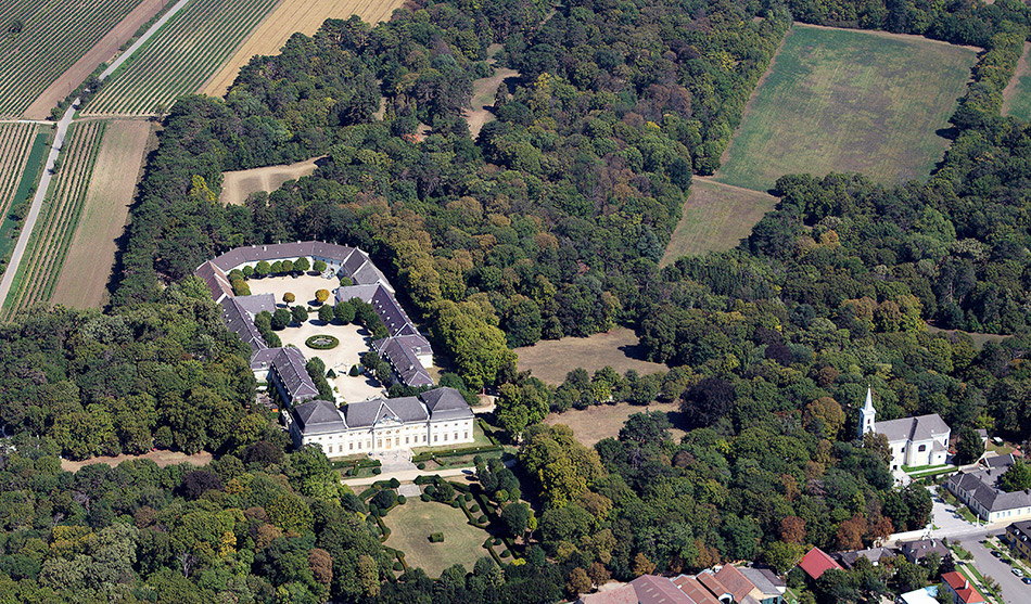 Luftbild Schloss und Kirche Halbturn
