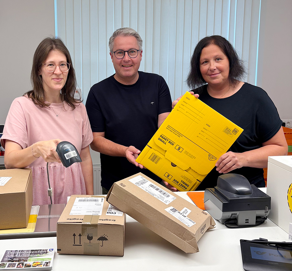 Bürgermeister LAbg. Markus Ulram und zwei Mitarbeiterinnen der Post-Partner-Stelle